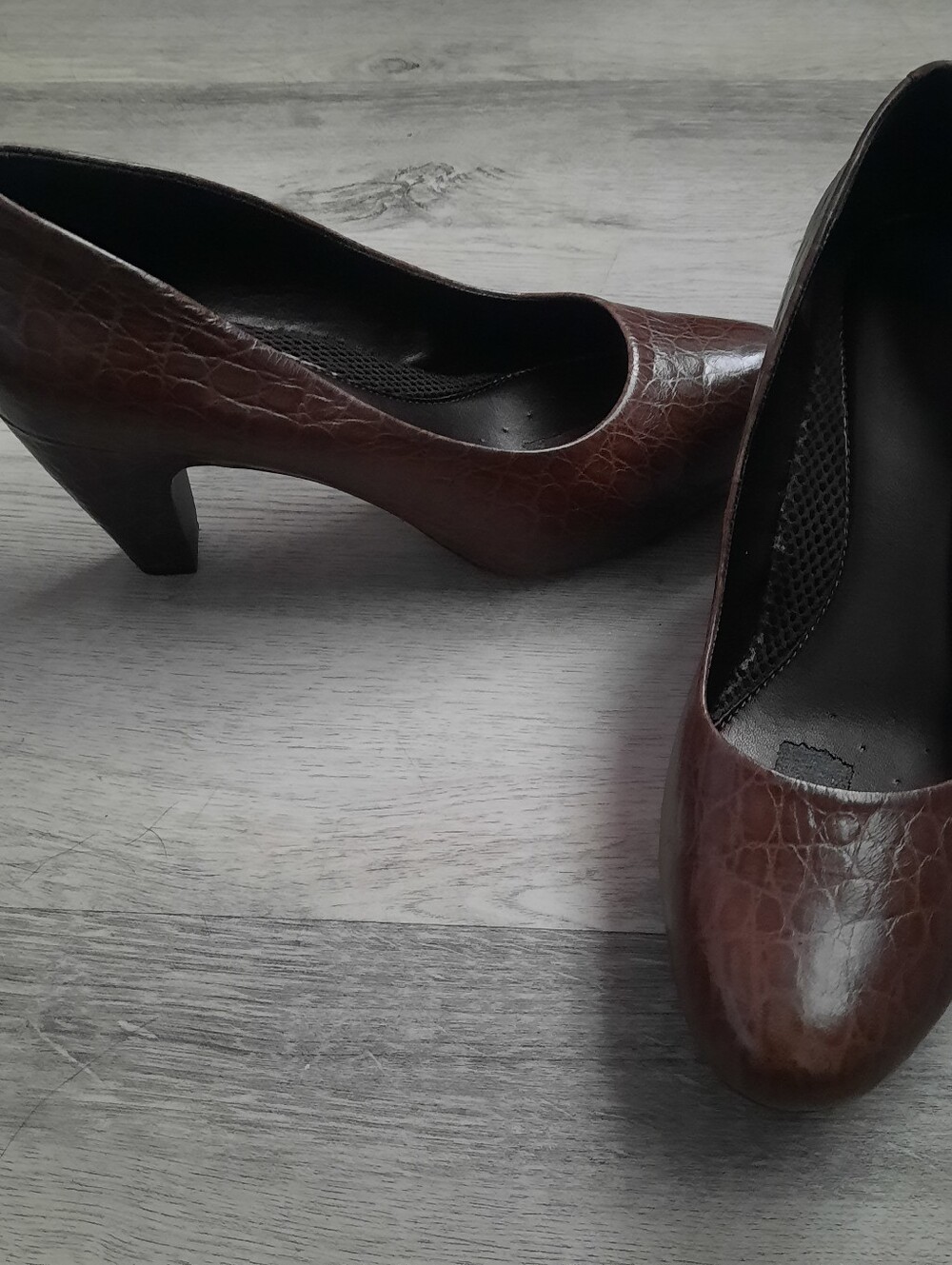 Easy Spirit Classic Brown Croc-Embossed Mid Heel Leather Heels